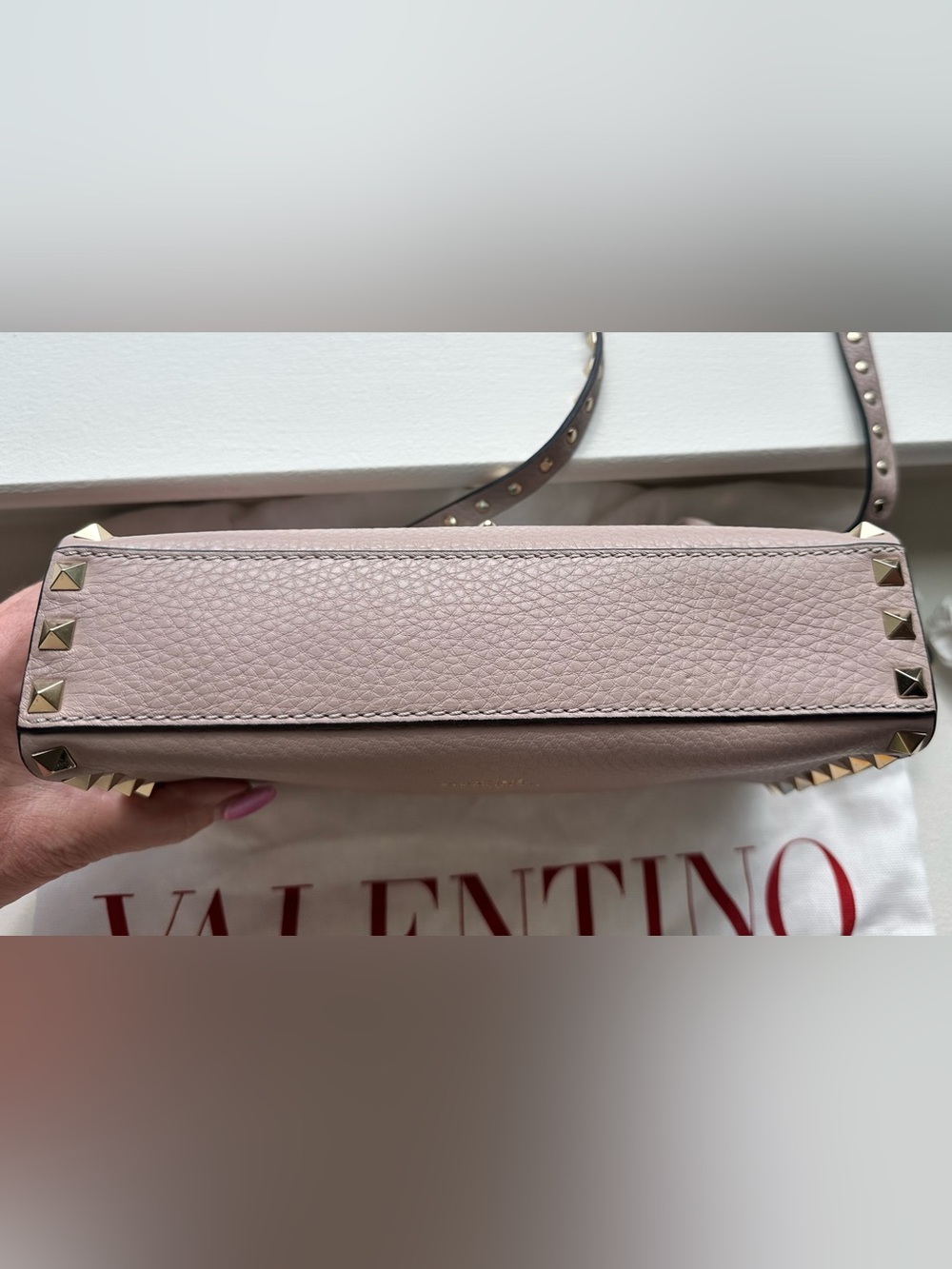 😍Valentino Garavani Rockstud Medium Shoulder Bag. NWT Neutral color - Picture 6 of 7
